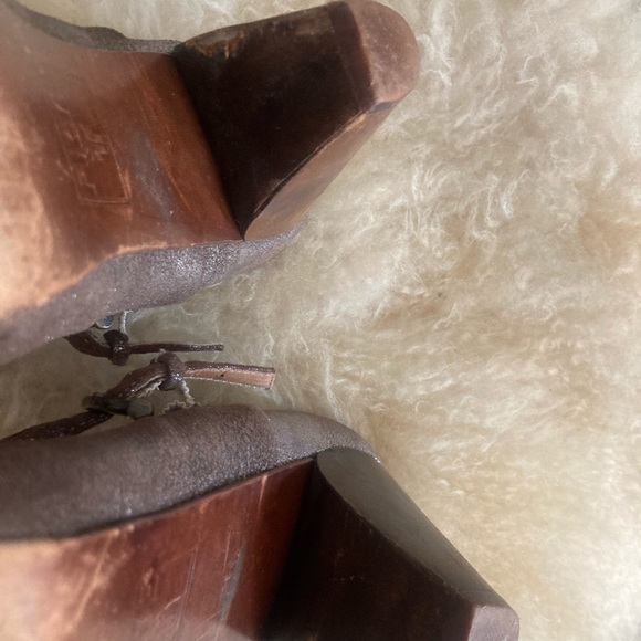 Frye Lisa T-strap Heels distressed silver/brown 8.5 - Picture 7 of 8